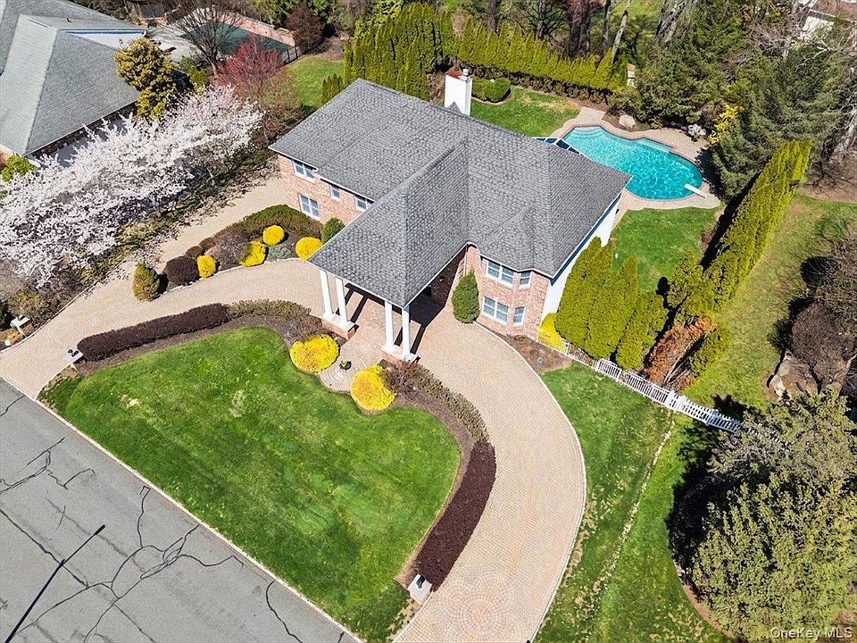 1st image of 33 King Arthur Court