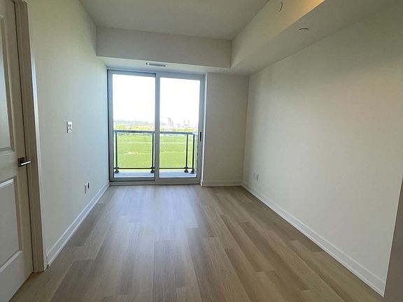 4th image of 2825 Jane St #813