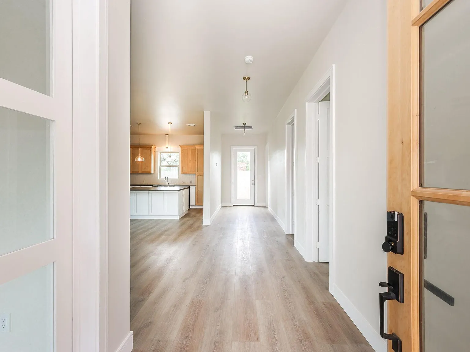 3 bed, 1.0 bath, 1467 sqft, $2,250 — Photo 3