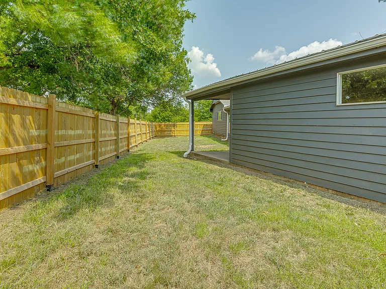 1924 E McElroy Rd — Photo 28