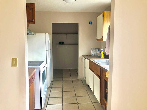 3rd image of 223 Hedgewood Ct