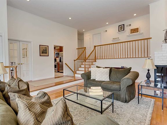 4th image of 37 Old Town Ln