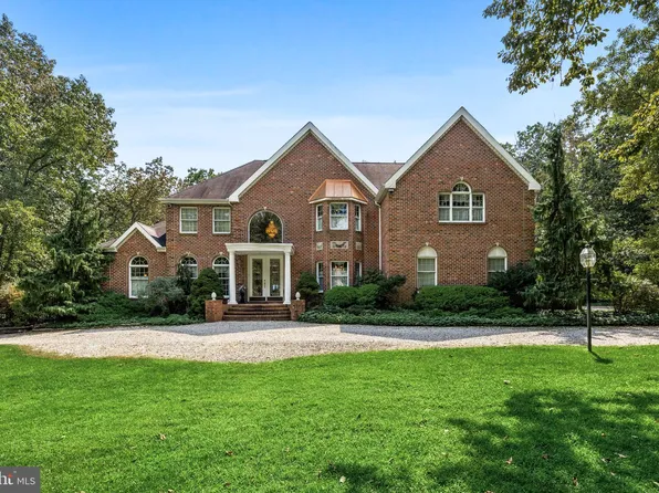 5 Foxhill Dr, Southampton, NJ 08088