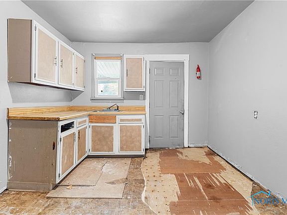 5th image of 2435 Woodford St