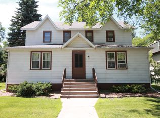 422 S 6th St, Grand Forks, ND 58201
