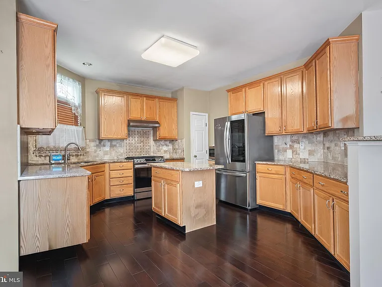 929 N York Dr — Photo 10