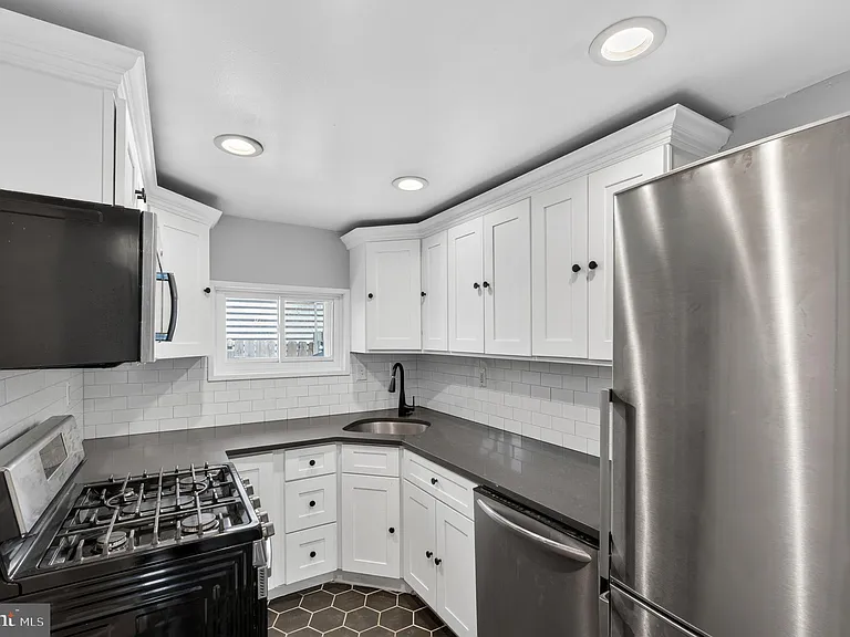 1705 Montrose St — Photo 12