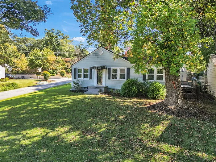 3 bed, 2.0 bath, 1304 sqft, $3,200 — Photo 2