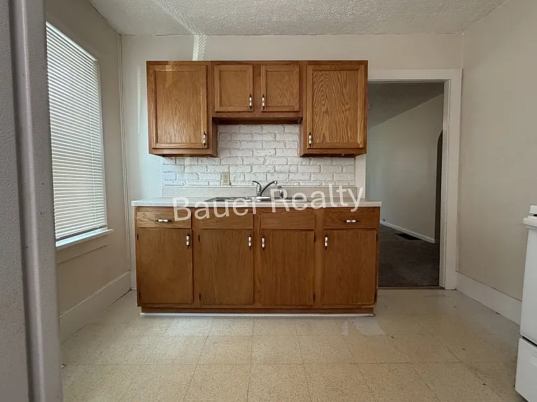 728 W 10th St — Photo 9