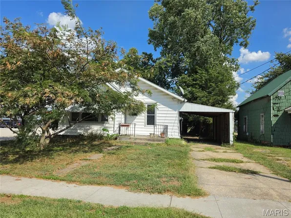 617 Park St, Hillsboro, IL 62049
