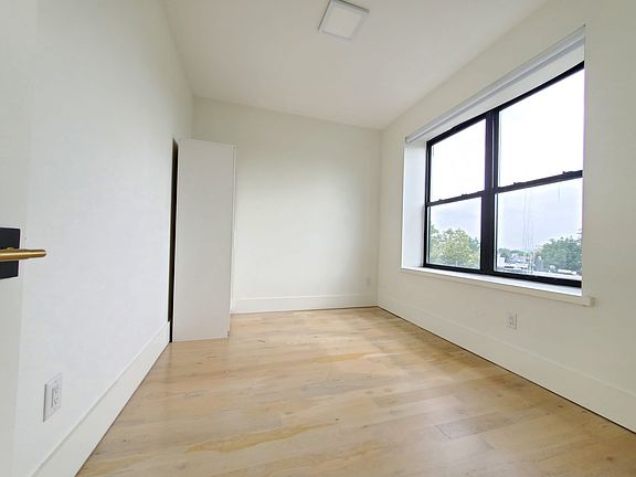 5th image of 32 Magnolia Ave #202