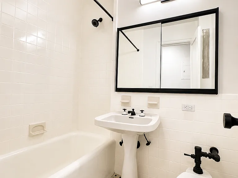 25 Tudor City Pl #2121 — Photo 3