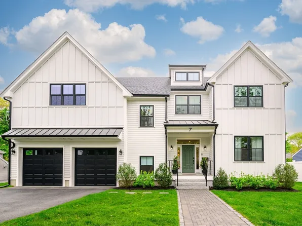 7 Phyllis Ln, Milton, MA 02186