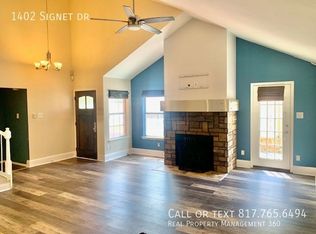 1402 Signet Dr, Euless, TX 76040