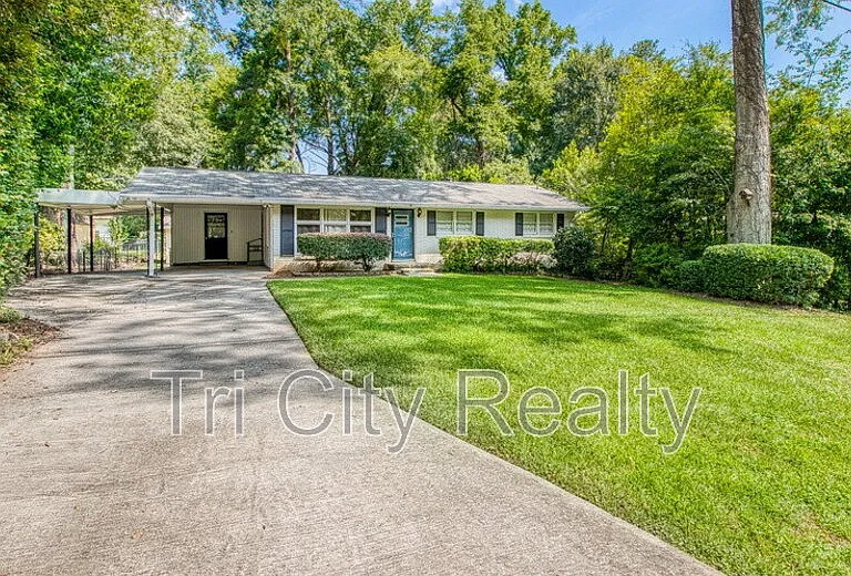 212 Hilltop Dr — Photo 3