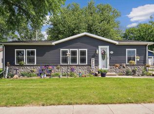 909 W Marion St, Manchester, IA 52057
