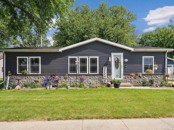 909 W Marion St, Manchester, IA 52057