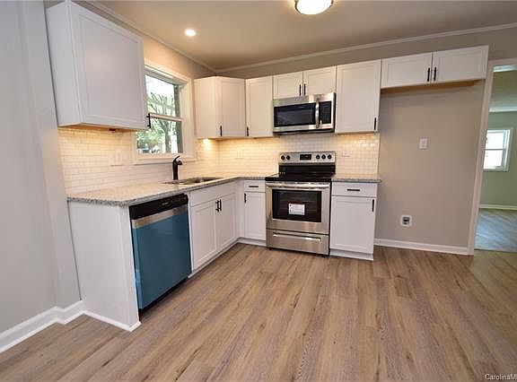 4th image of 2753 Mary Ave