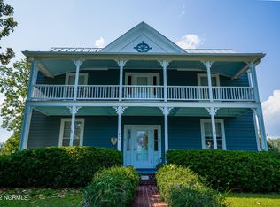 214 S Walnut St, Swansboro, NC 28584