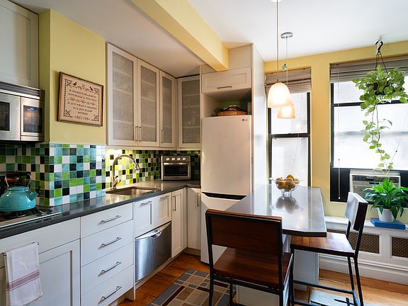 2nd image of 175 W 73rd St APT 3G