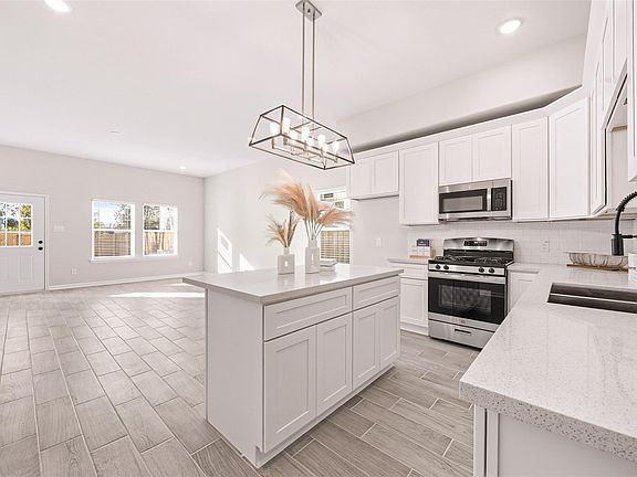 5th image of 6111 Haight St