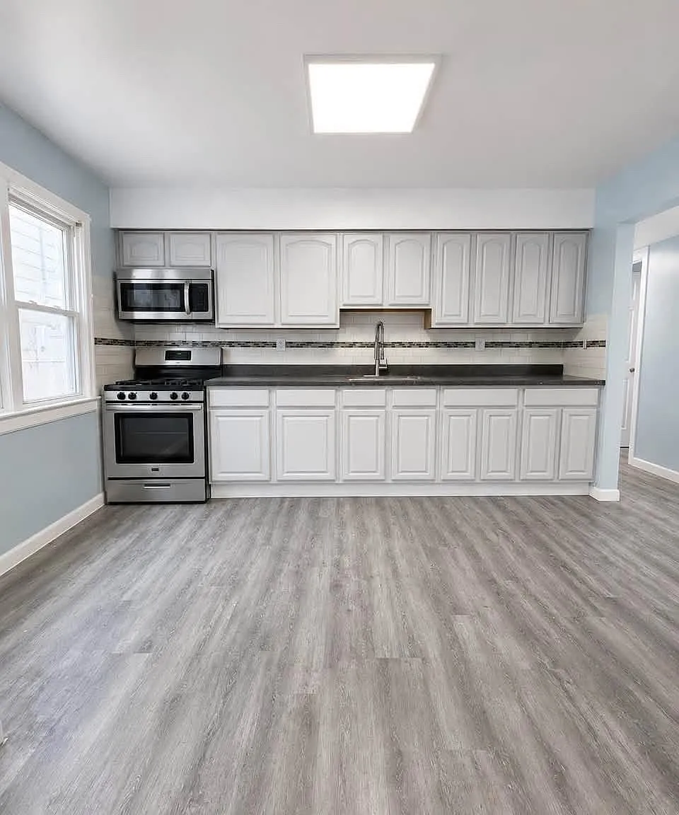 3 bed, 1200 sqft, $2,700 — Photo 2