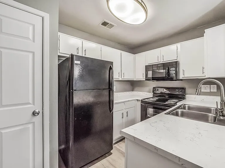 Spring Hill Village Apartments — Photo 17