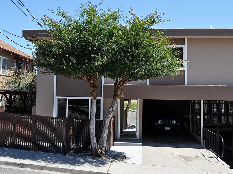 Entrance private studio private parking for two vehicles