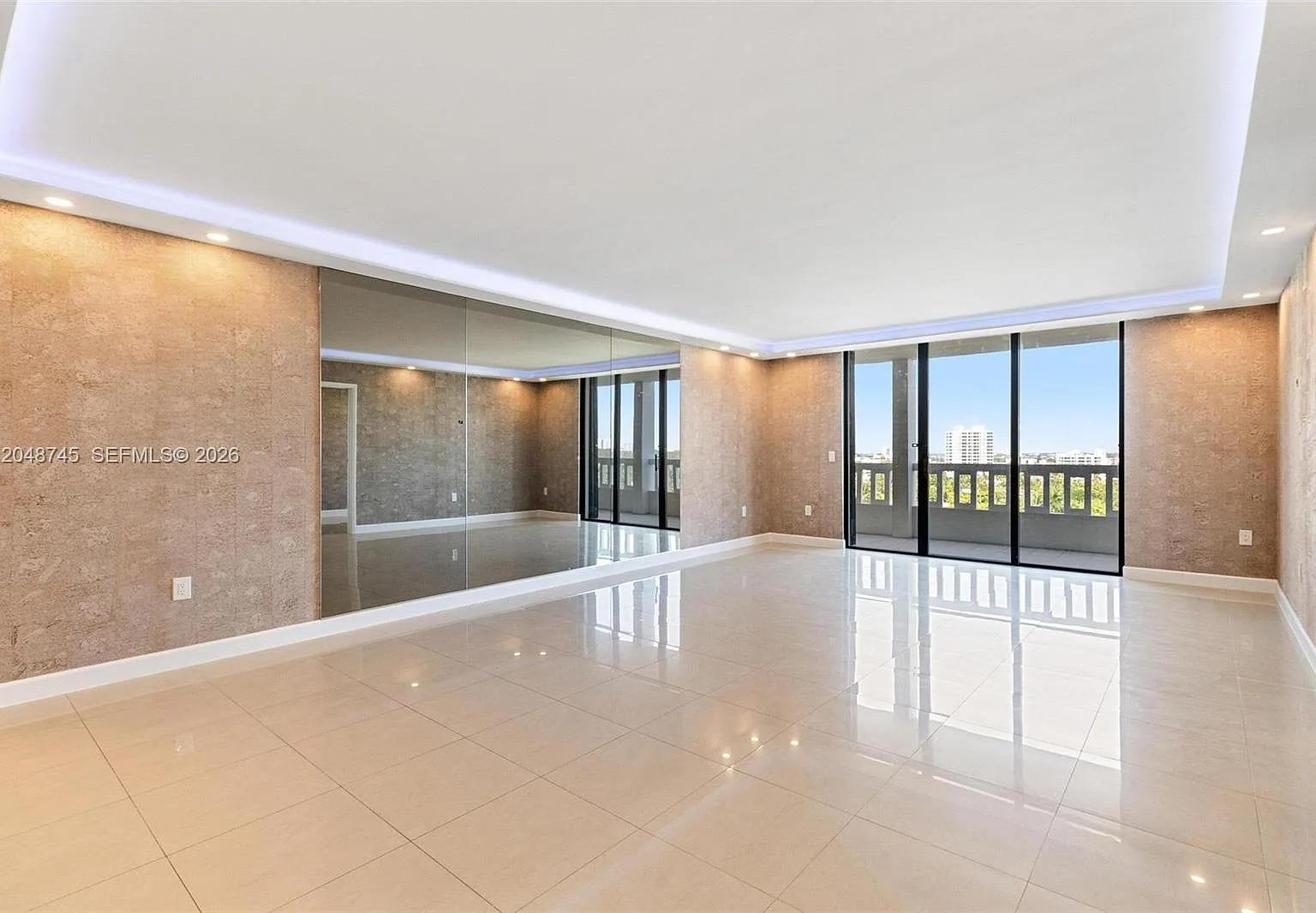 Balmoral Condo — Photo 1