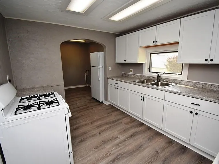 1355 E Walnut St — Photo 9