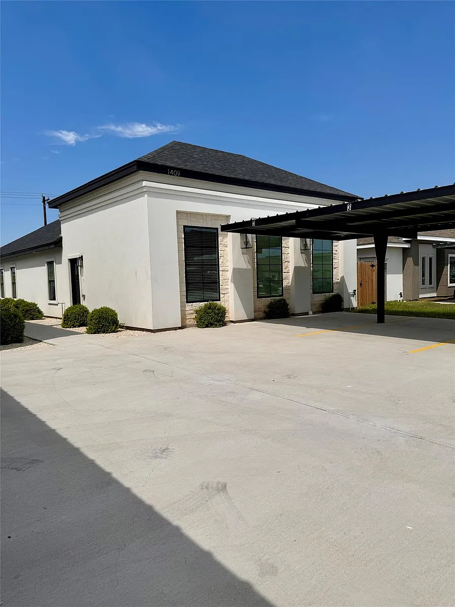 Building Photo - 1409 S Xanthia St