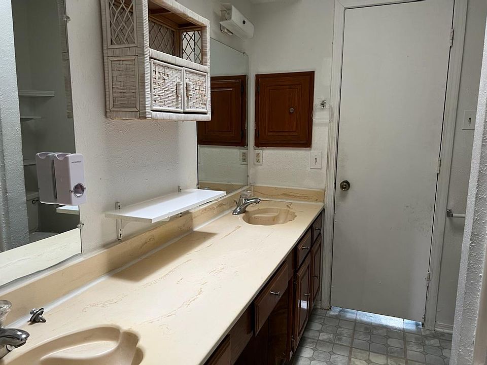 1st image of 8001 Chariot Dr #13