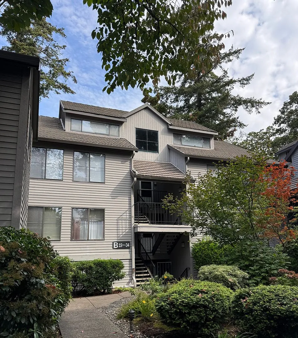 Open light and bright top floor unit condo located in Lake Oswego — Photo 4