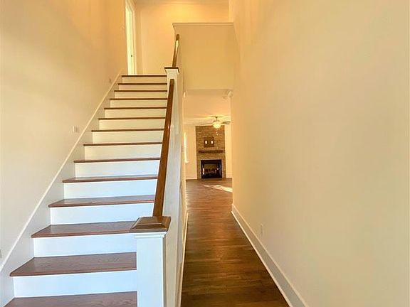 5th image of 801 E Ivy Valley Dr