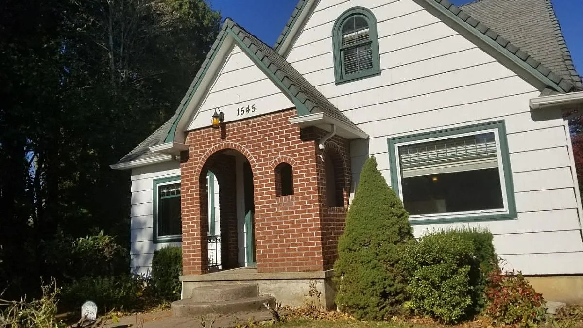 1545 W Powell Blvd photo 1