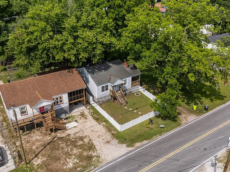 2402 Oaks Rd — Photo 23