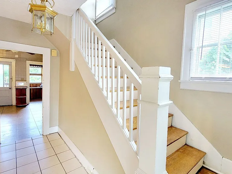 305 Lyndhurst St — Photo 8