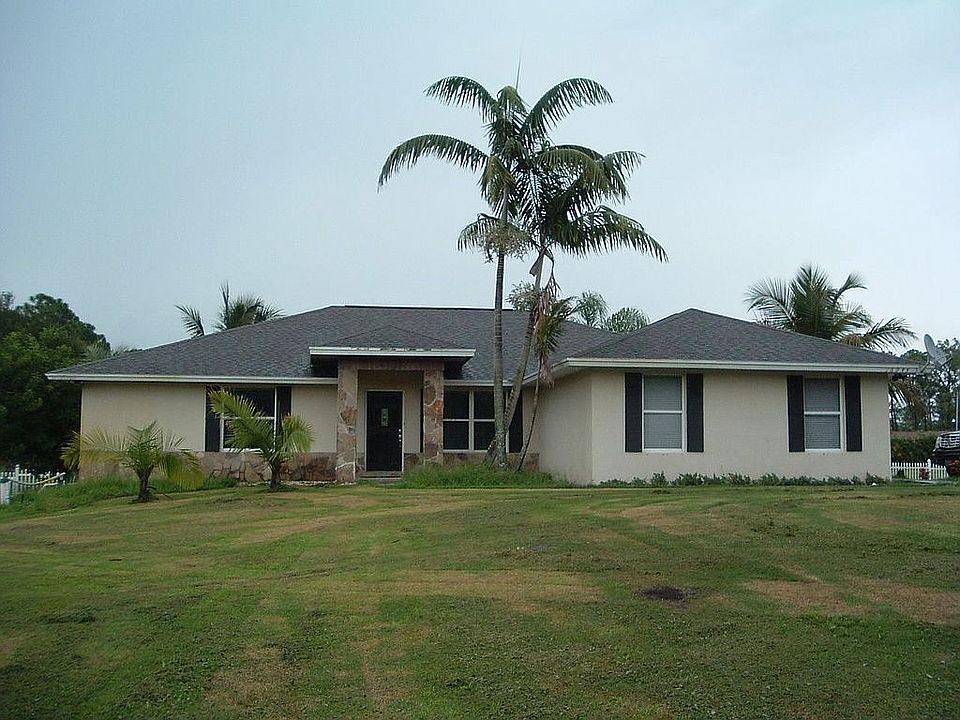 CBS 3 BEDROOMS W/DEN ON 2.5 ACRES !