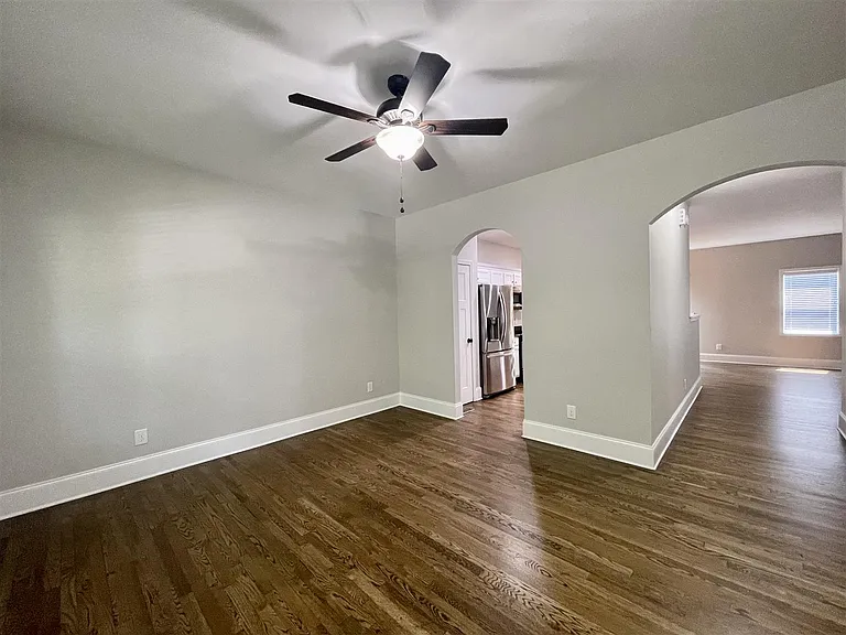 80 Lakeview Dr E — Photo 2