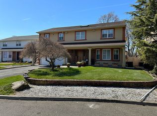 80 Crystal Ct, Hewlett, NY 11557