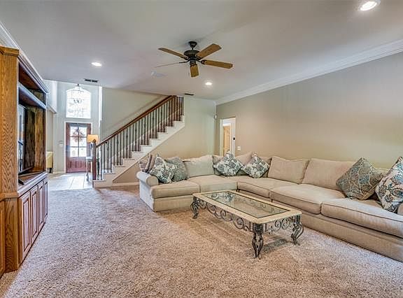 3rd image of 902 Autumn Ct
