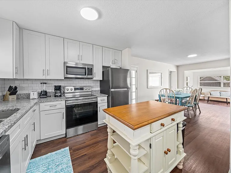 1610 Glen Haven Dr — Photo 3