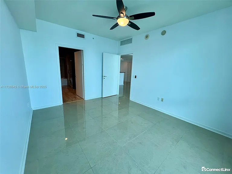 300 S Biscayne Blvd — Photo 2