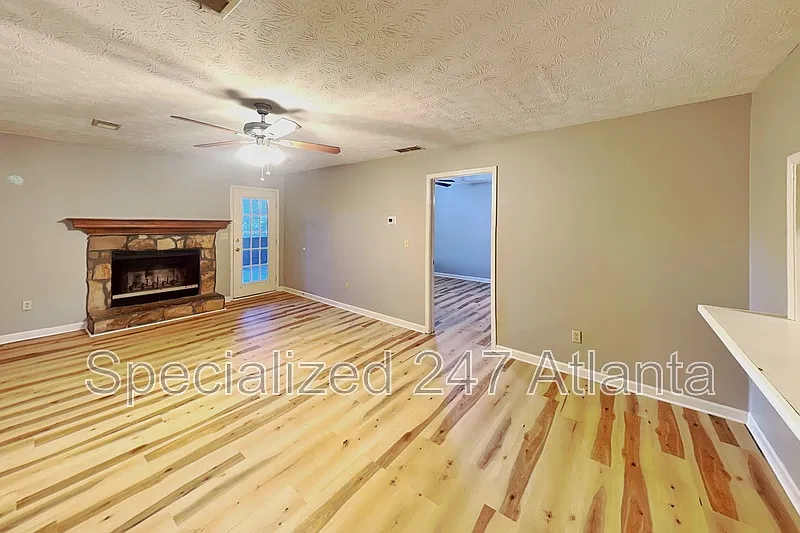 3 bed, 2.0 bath, 2000 sqft, $1,495 — Photo 3