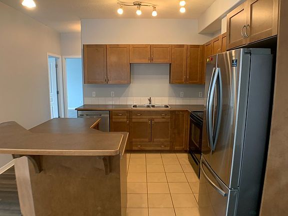 2nd image of 101 Fontaine Cres #104