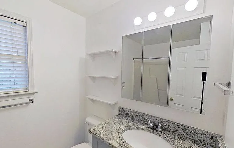 1113 Loman Ln — Photo 10