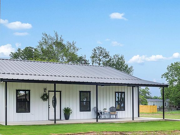 2nd image of 1110 Caldwell