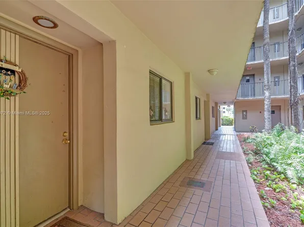 8635 NW 8th St APT 104, Miami, FL 33126