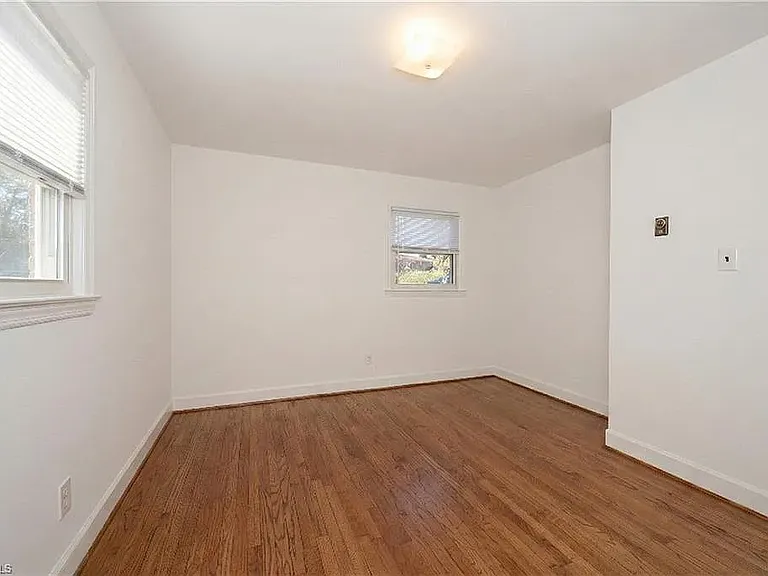 2400 Queen St — Photo 16