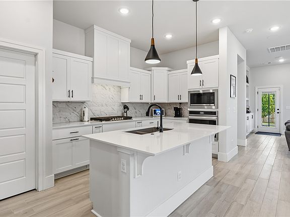 2nd image of 2936 N Poppy Ln